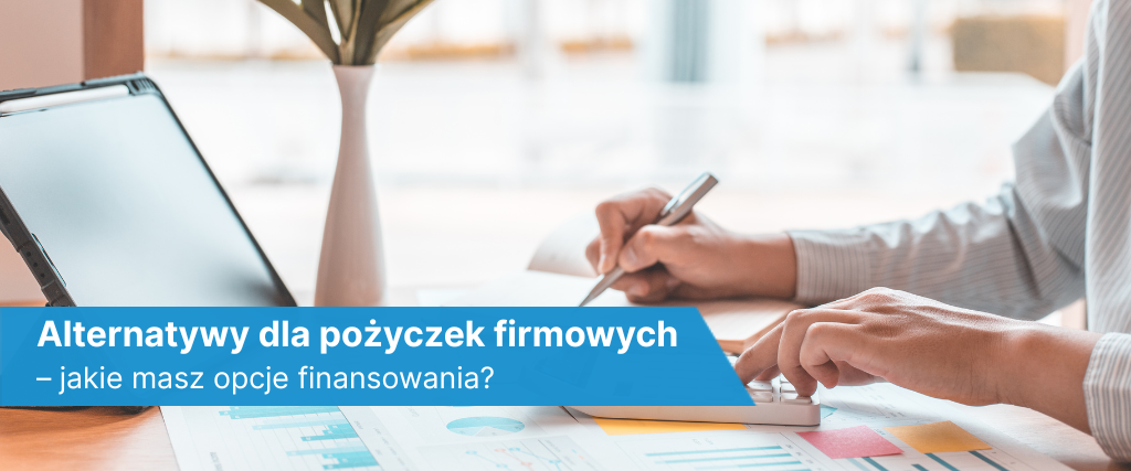 Osoba analizująca dokumenty finansowe przy biurku z tabletem i kalkulatorem